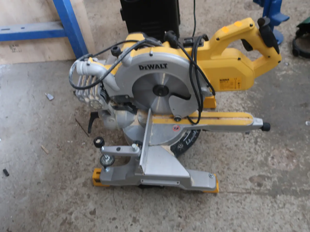 Billede 1 - Kap-/geringssav DEWALT DWS778-QS