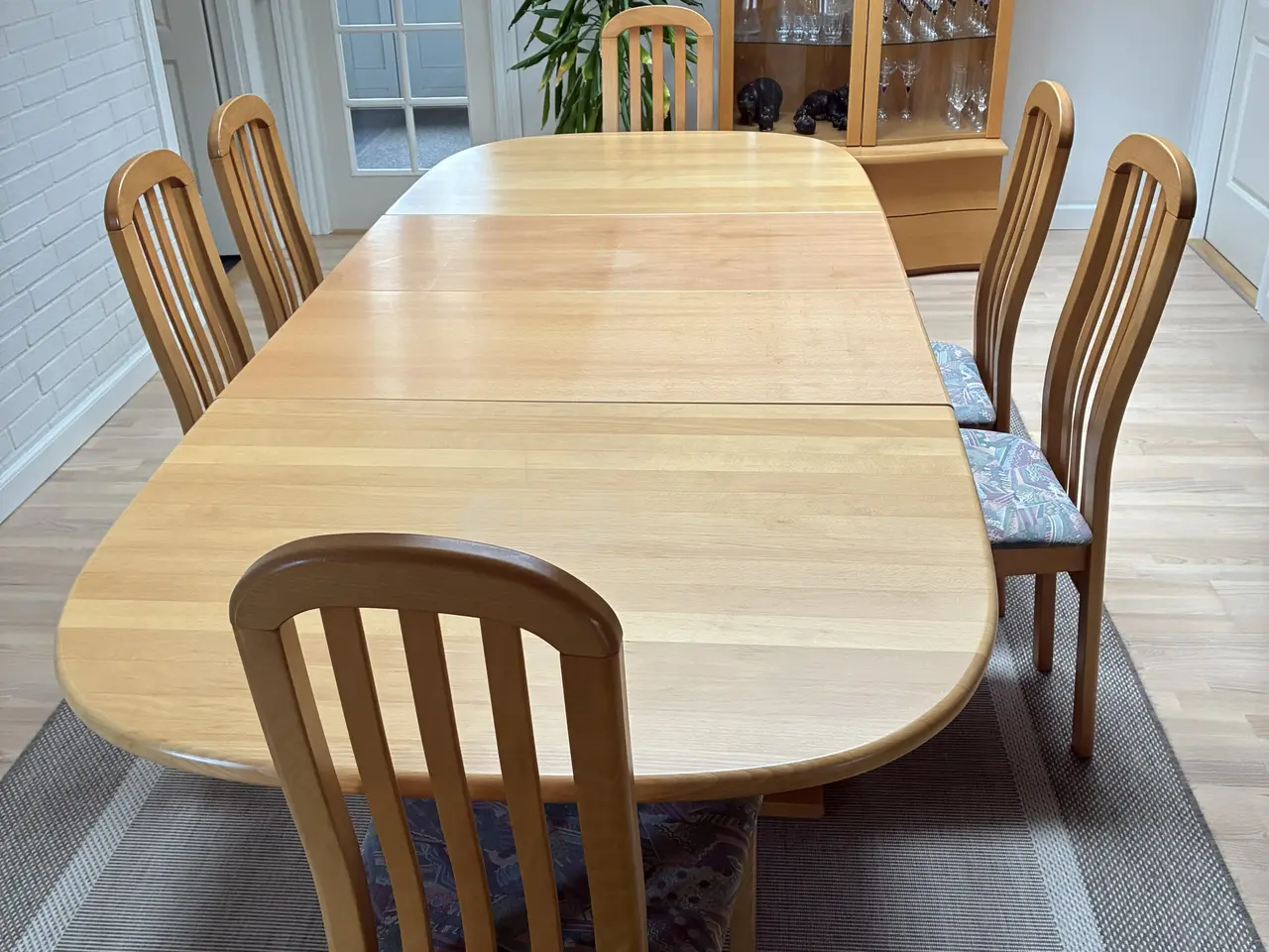 Billede 3 - Spisebord m/6 stole lakeret bøg