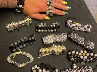 Nye knyttede armbånd
