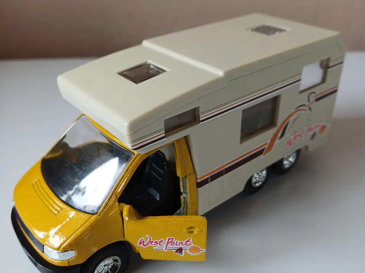 Billede 5 - Autocamper mrk. West Point - gul og hvid modelbil