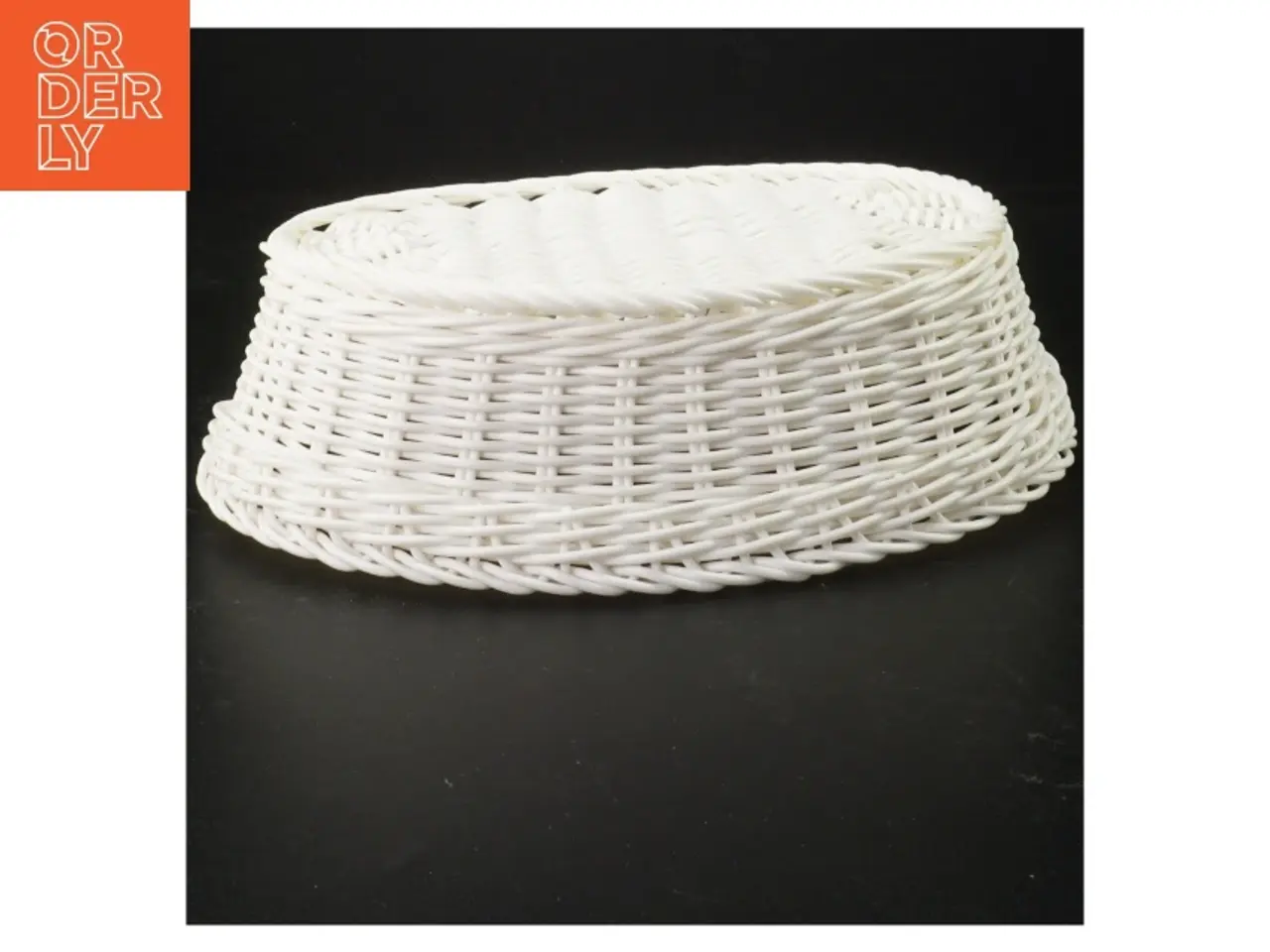 Billede 2 - Hvid flettet plast kurv (str. 24 x 16 x 7 cm)