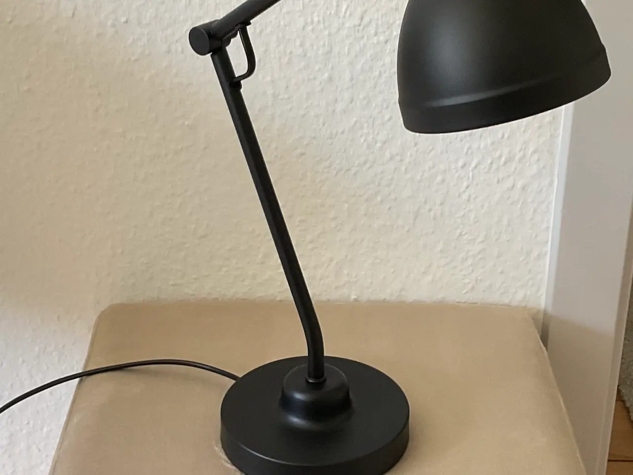 Billede 1 - Lille sort lampe. Sender ikke