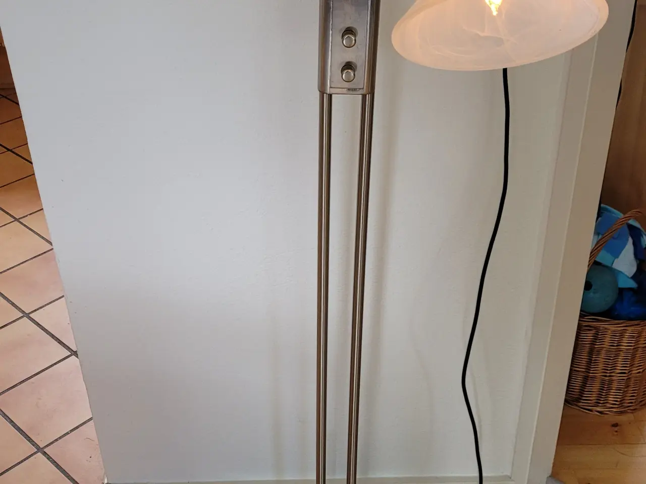 Billede 4 - Tidløs gulvlampe fra Nordlux