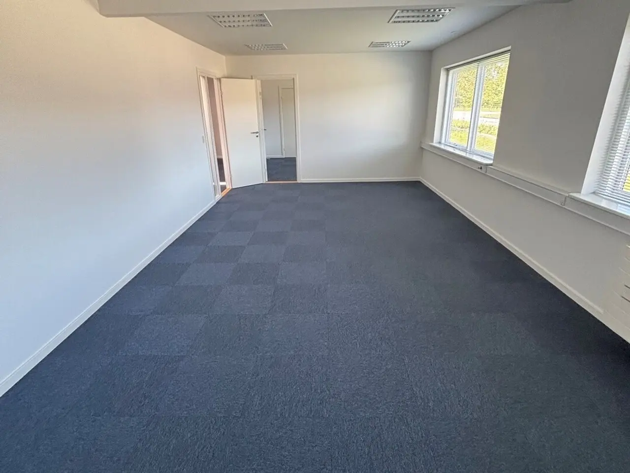 Billede 10 - Præsentabelt kontor på ca. 120 m2 og lager med værksted på ca. 160 m2 udlejes i erhvervsbygning placeret centralt i Farums erhvervsområde med kun 5 minutters kørsel til Hillerødmotorvejen.