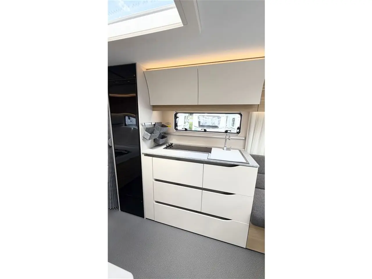 Billede 10 - 2021 - Adria Adora 613 UT Alde Centralvarme   Queensbed-Alde-Gulvtemp.-Endebad-Mover-Telt