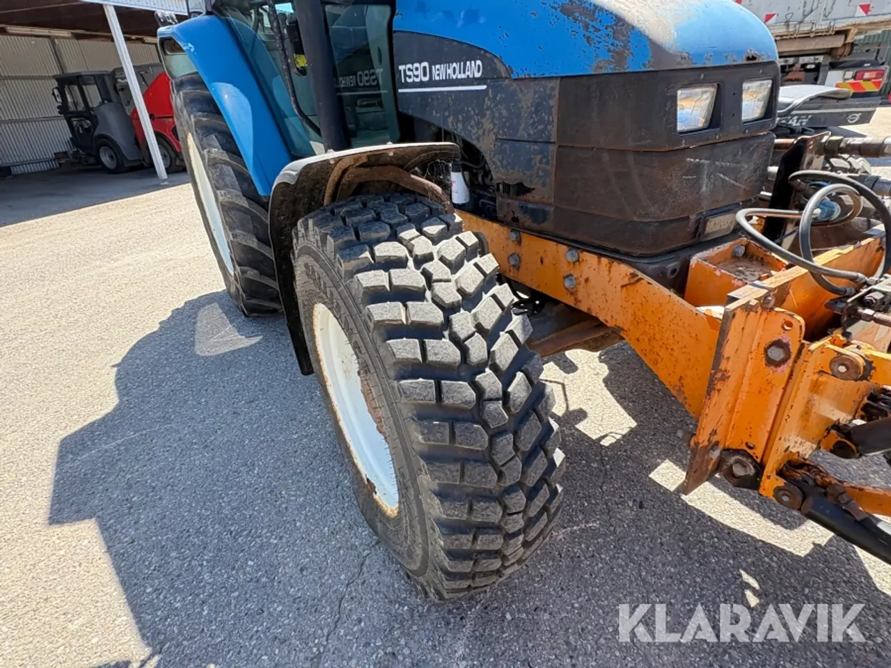 Billede 11 - Traktor New Holland TS90 med kost og plov