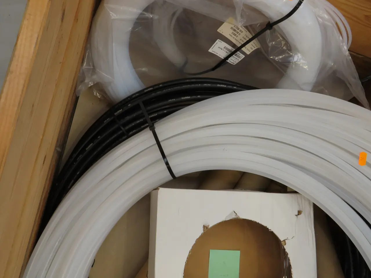 Billede 3 - Palle med plastikslanger m.m.