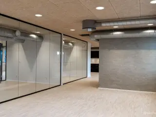 Stilsikkert kontorlejemål med rå kant