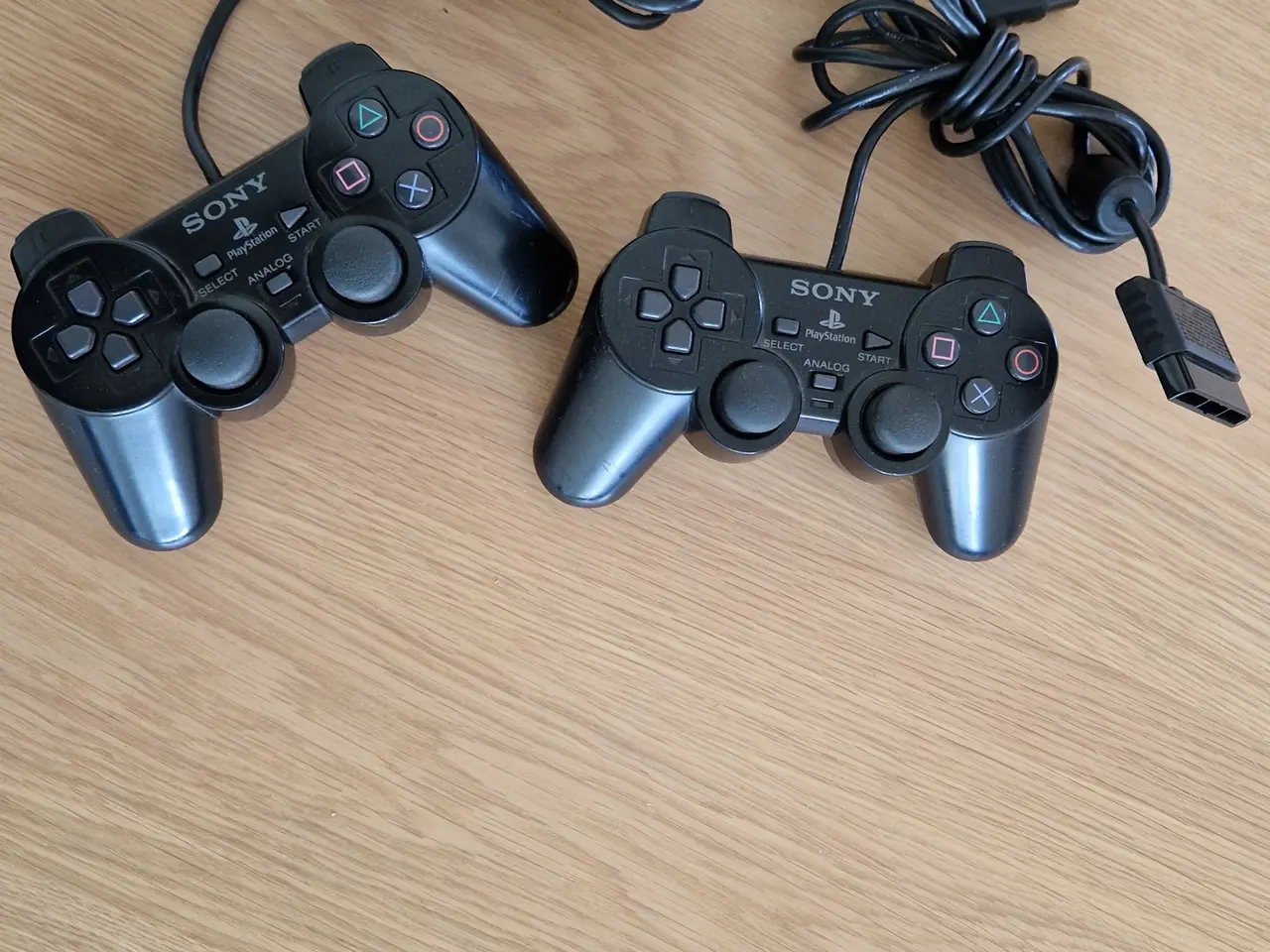 Billede 2 - 🎮 2 stk. originale Sony PlayStation Controllere