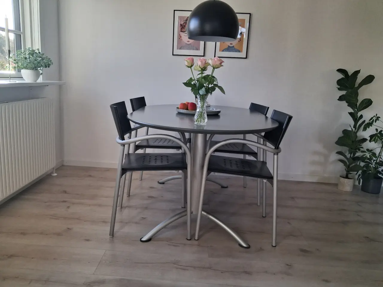 Billede 1 -  Unikt spisebord med 4 stole – 