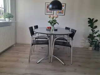  Unikt spisebord med 4 stole – 