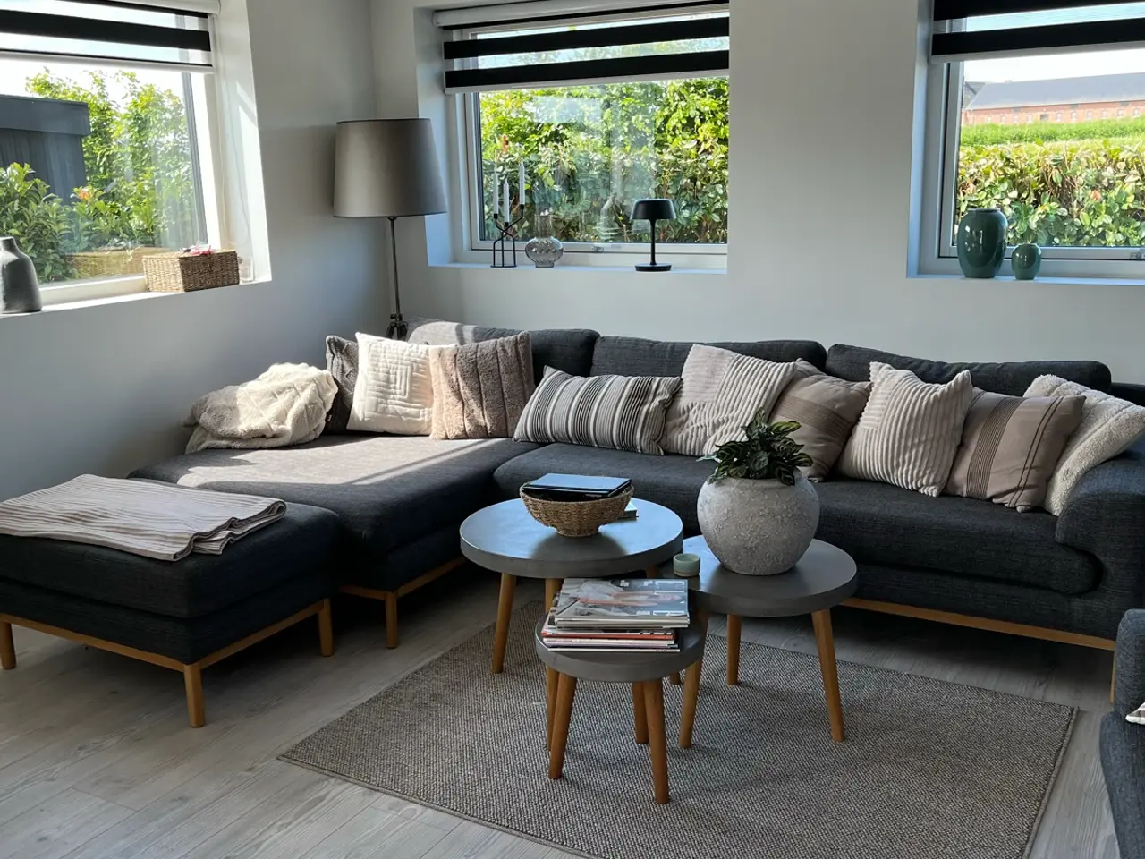 Billede 1 - Lækker Sofa med chaiselong, stol og puf