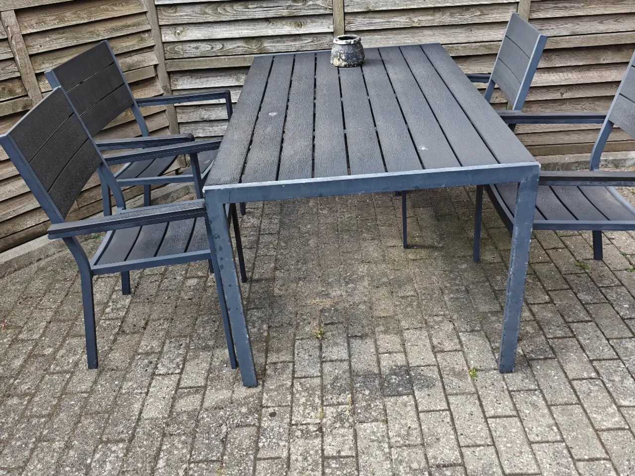 Billede 1 - Sort havebord+4 stk stole incl hynder