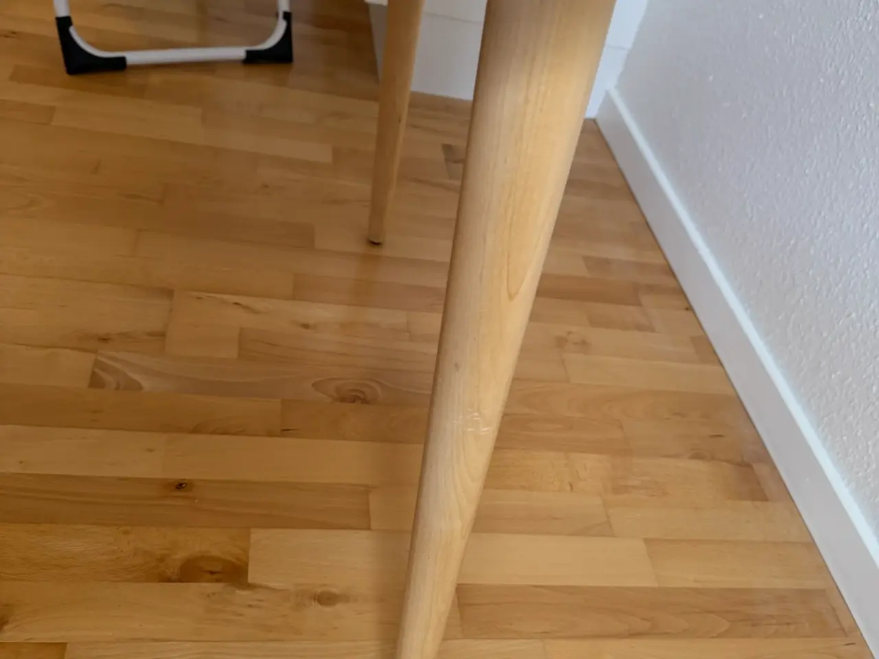 Billede 3 - Spisebord. Hvidt og lyst eg