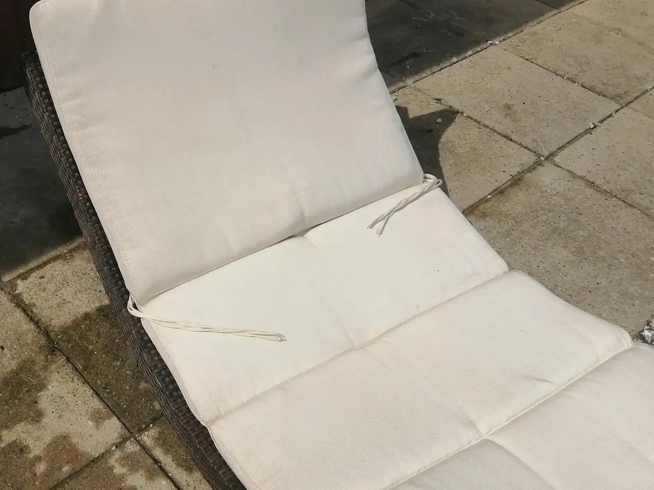 Billede 2 - BUET SOLSENG MED VANDAFVISENDE HYNDE, POLYRATTEN