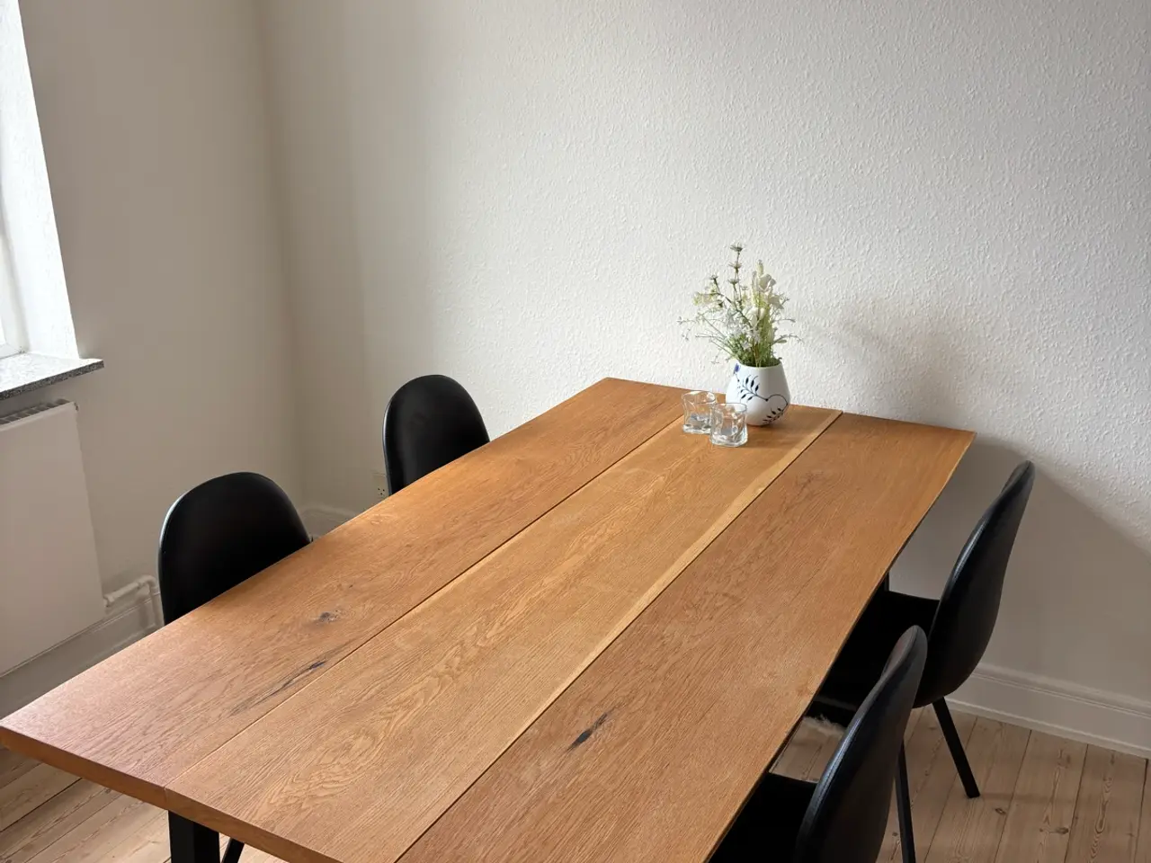 Billede 1 - Spisebord i massiv egetræ inkl. 6 stole