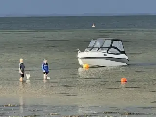 Fin daycruiser der minder om Askeladden