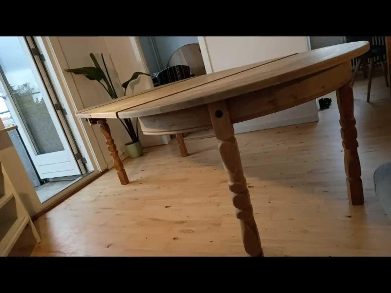 Billede 9 - Smukt og stilfuldt rundt spisebord I massivt egetr