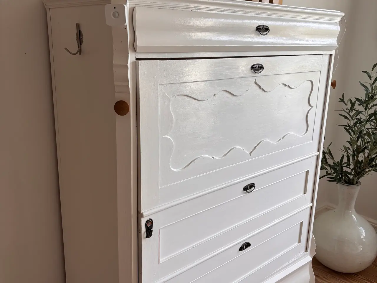 Billede 2 - Hvidmalet skab med flotte detaljer