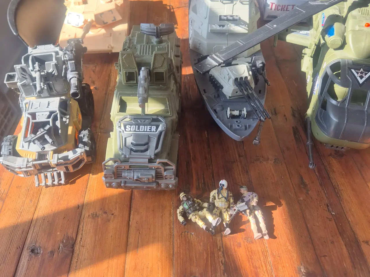 Billede 2 - Krigsskib tanks helikopter