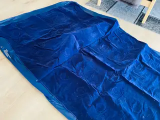 Luftmadras i blå stof/gummi