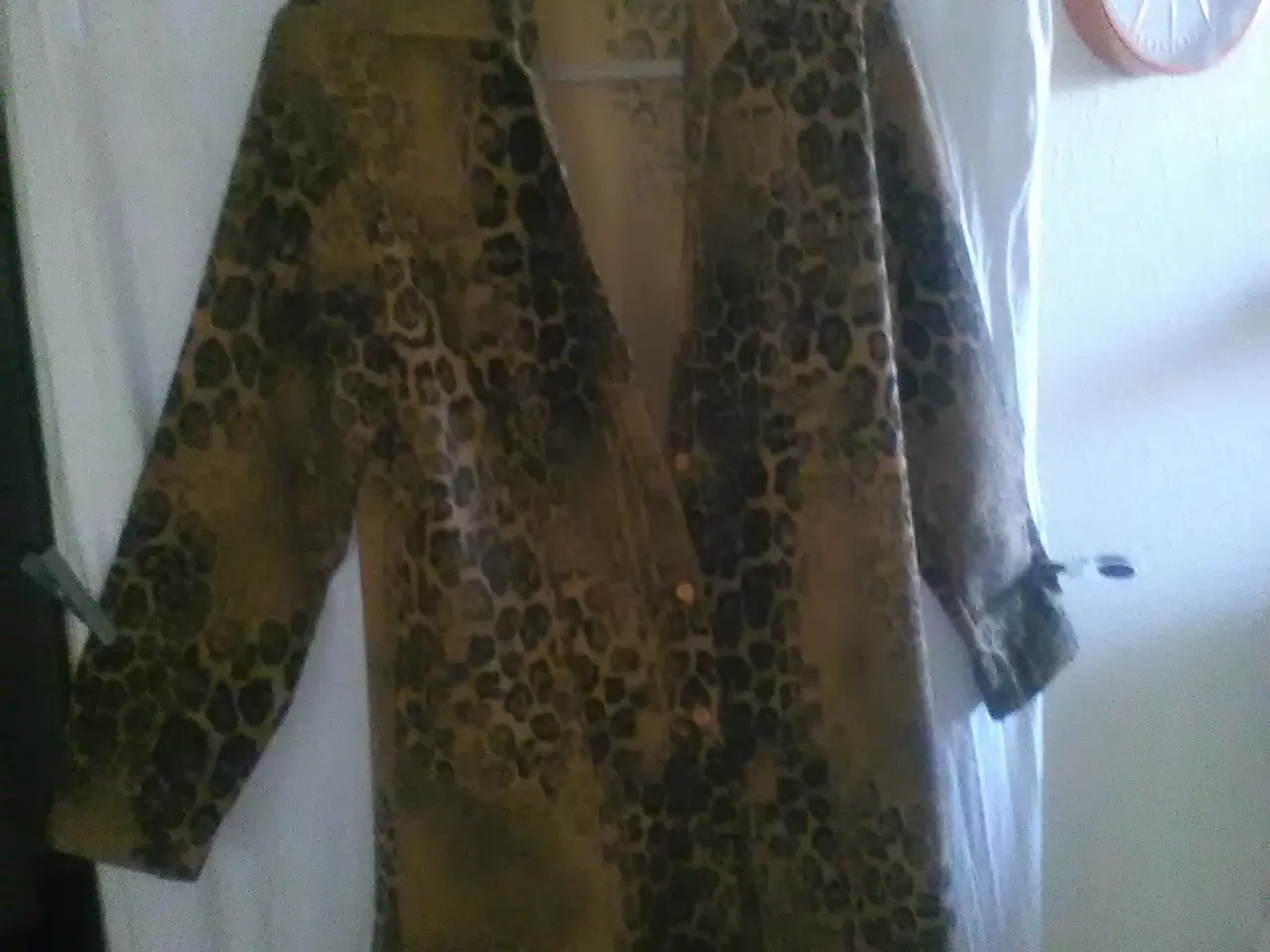 Billede 6 - Frakke-Lang dame blazer,med animalprint str.38/40-