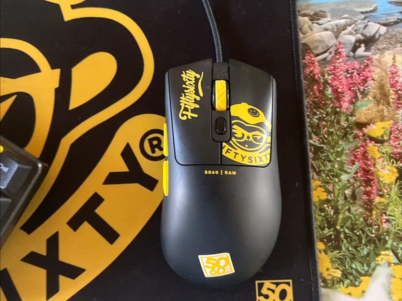 Billede 3 - Gul og sort tastatur og mus.