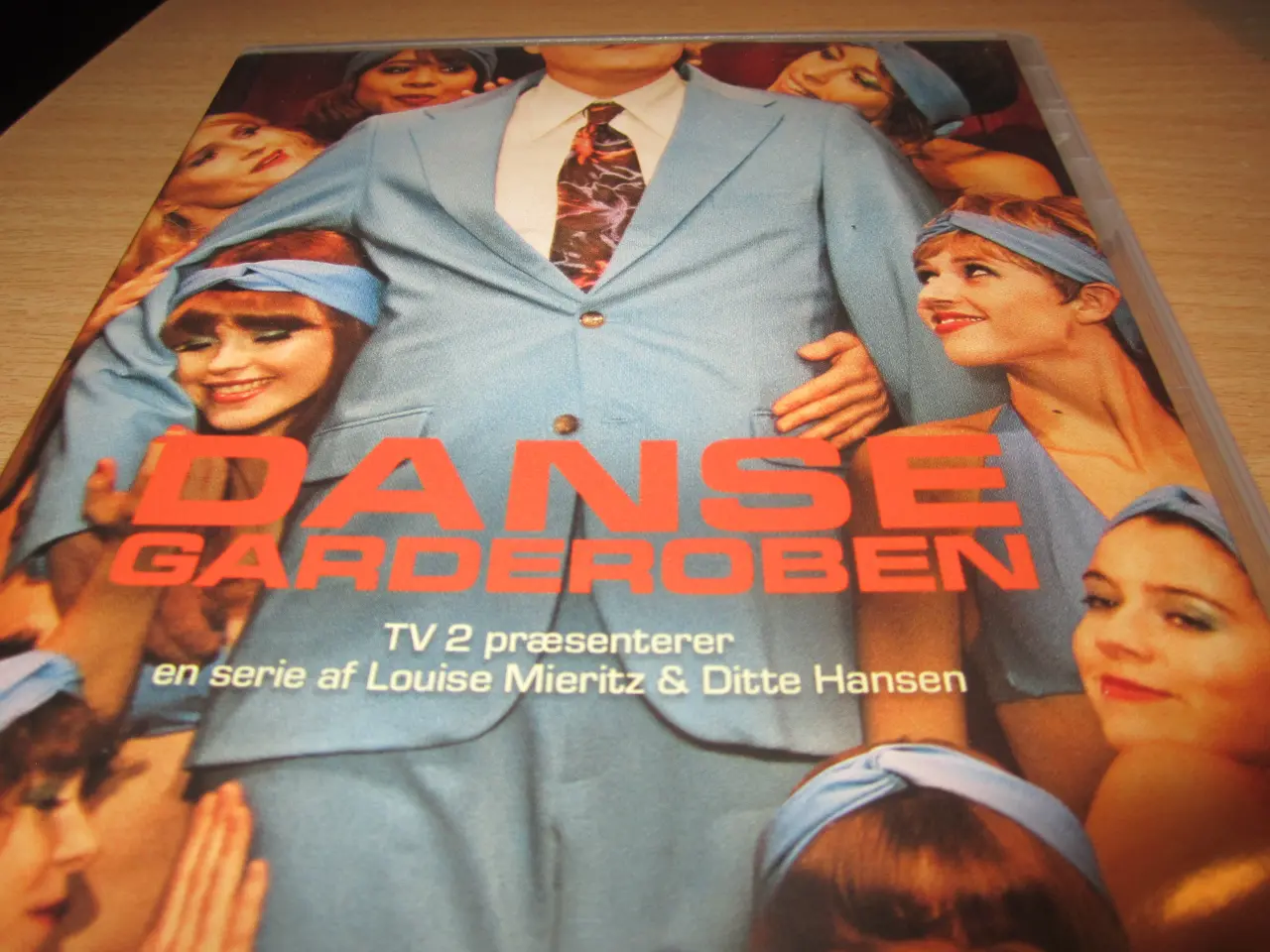 Billede 1 - BYD. TV2 Præsenterer DANSEGARDEROBEN.