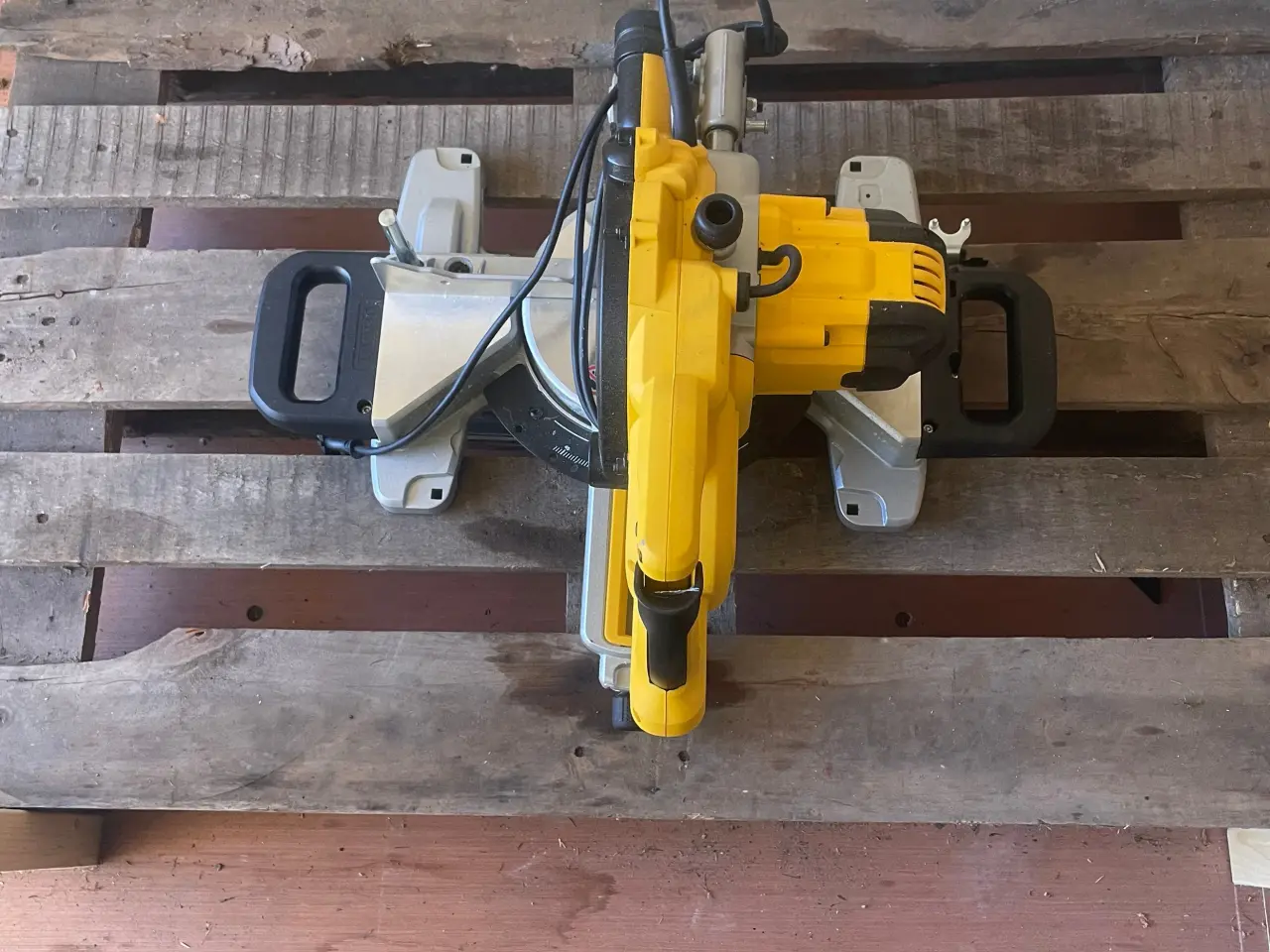 Billede 1 - UDLEJES - Dewalt kap-/geringssav