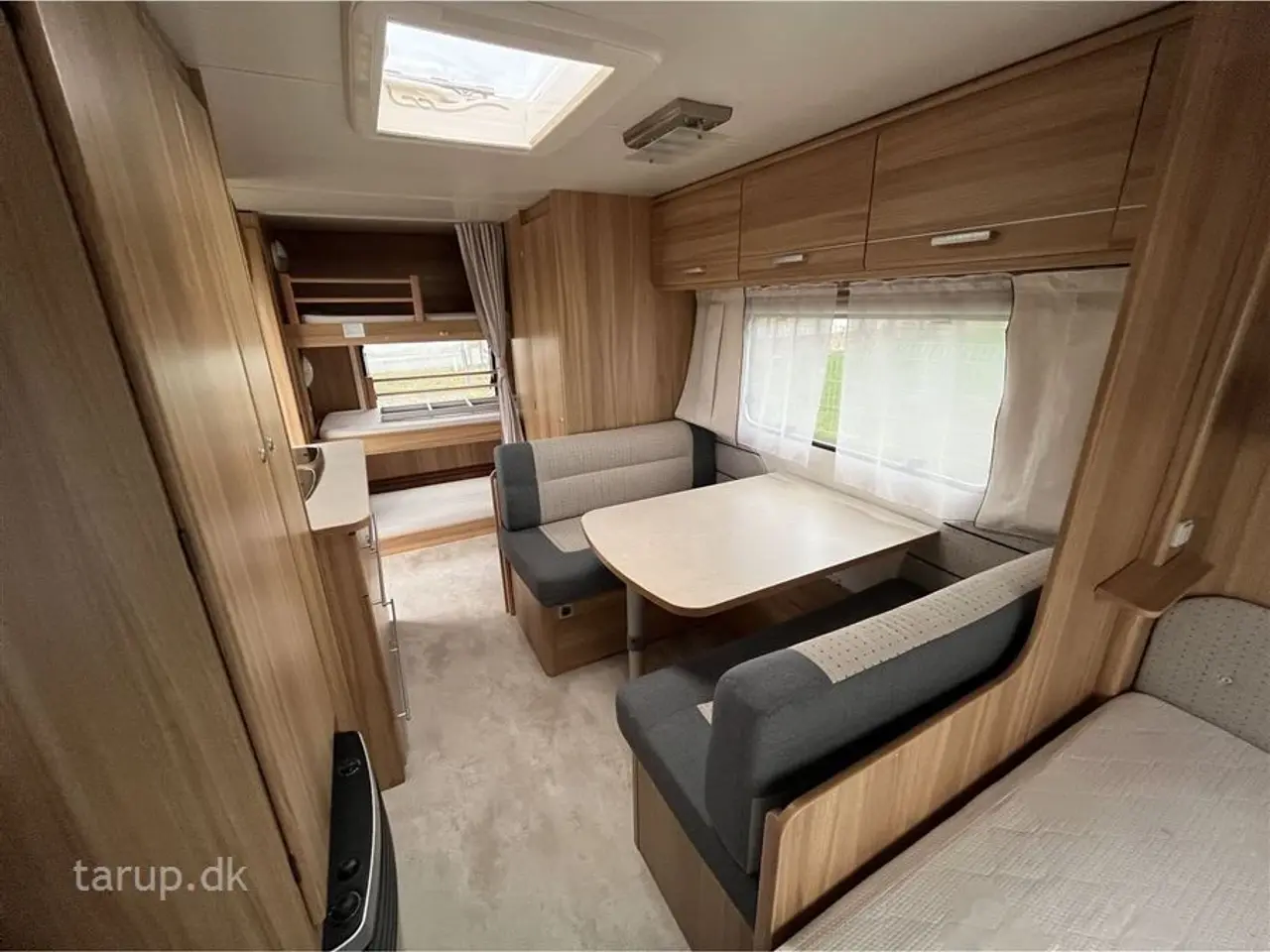 Billede 11 - 2014 - Caravelair Antares Luxe 527   Fortelt: Isabella Commodore Concept, mover, tv-antenne, sidesiddegruppe, kompressor køleskab m/ frostboks, 3 køjer og dobbeltseng