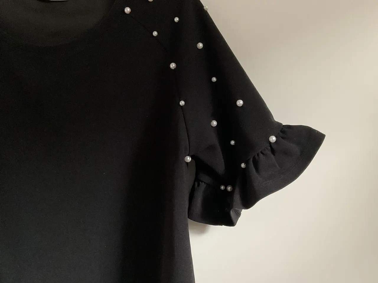 Billede 4 - Super fin Franca bluse med perler og lille ærme,