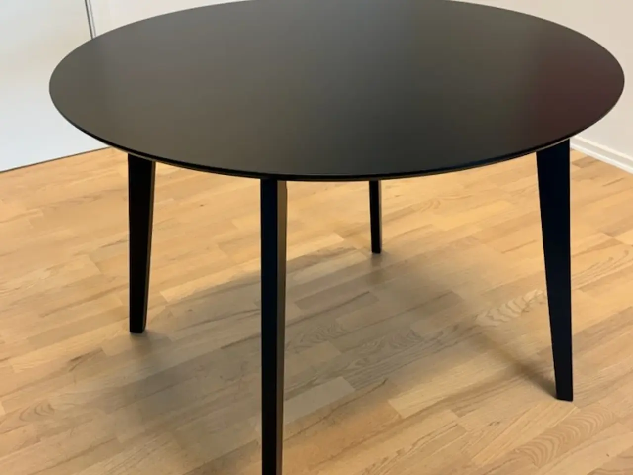 Billede 1 - Nyt spisebord fra styling ifm. hurtigere udlejning