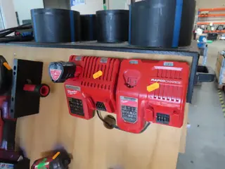 2 stk. Ladere MILWAUKEE M12-18FC/C med batteri