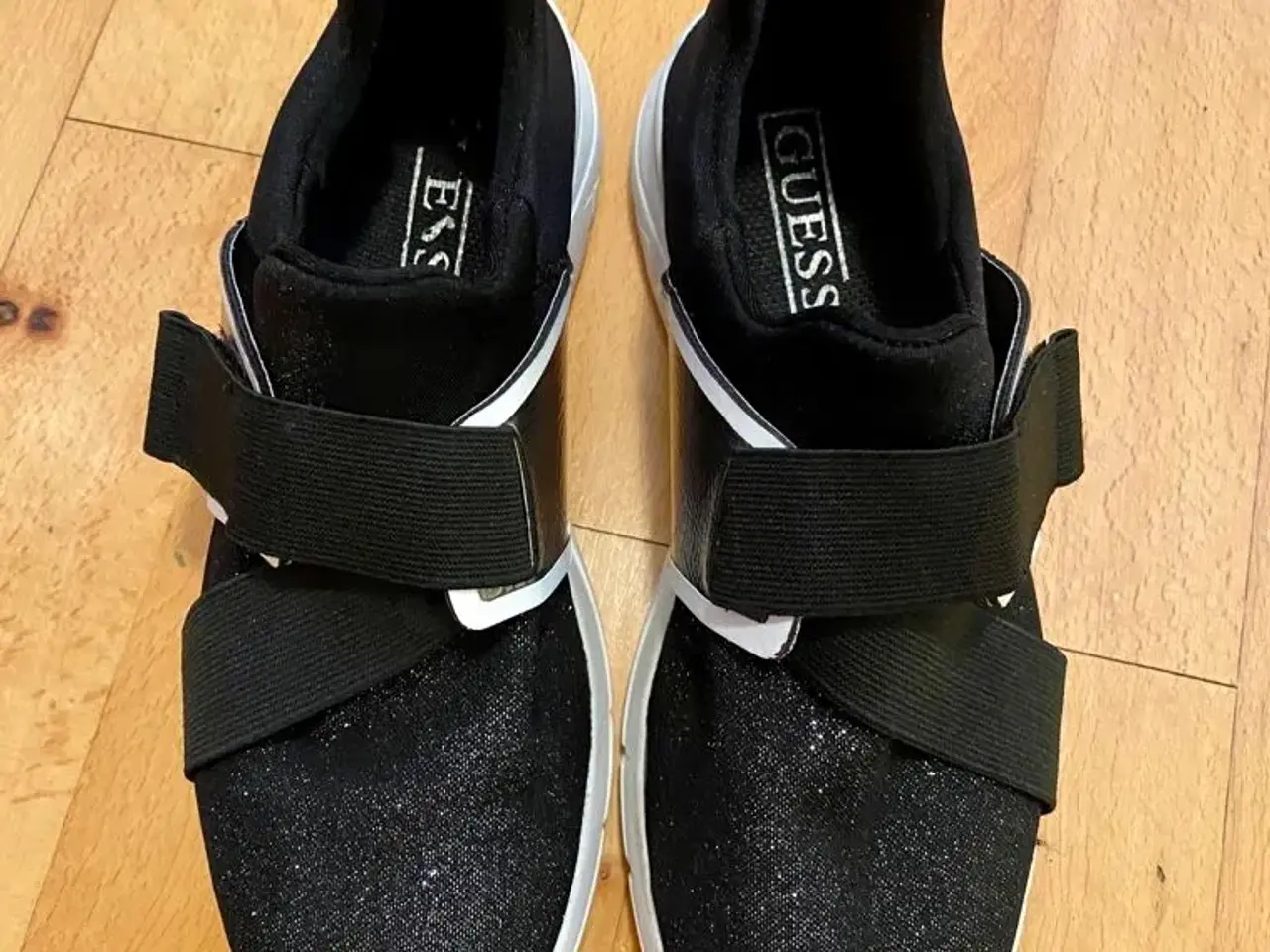 Billede 1 - GUESS sneakers til salg