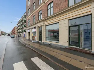 Lad din virksomhed blive en del af gadebilledet – lyst erhvervslejemål med store facadevinduer