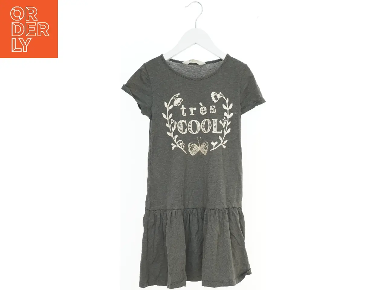 Billede 1 - Grå t-shirt kjole med print fra H&M (str. 128)