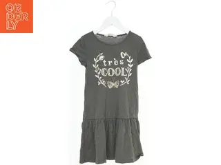 Grå t-shirt kjole med print fra H&M (str. 128)