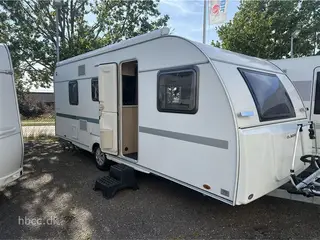 2022 - Adria Aviva 563 PT Adria Aviva 563 PT (2022) – Velholdt familievogn med mover, markise & fortelt