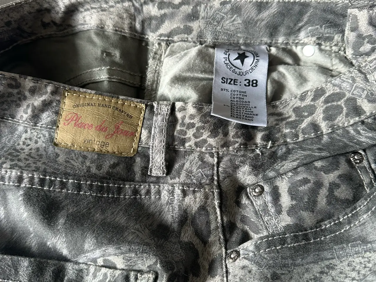 Billede 3 - Place du Jour grå jeans m/print str. 38