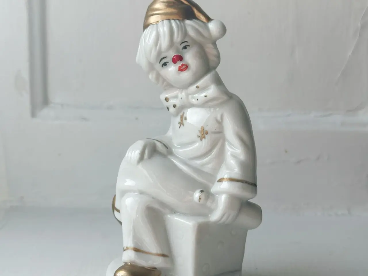 Billede 4 - Porcelænsfigur, klovn på terning, bemalede detaljer