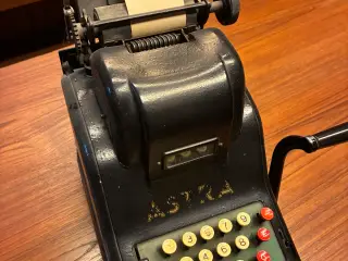 ASTRA Vintage Calculator fra 1940'erne.