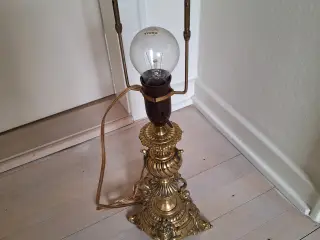Ældre bordlampe i messing. Robust og tung.