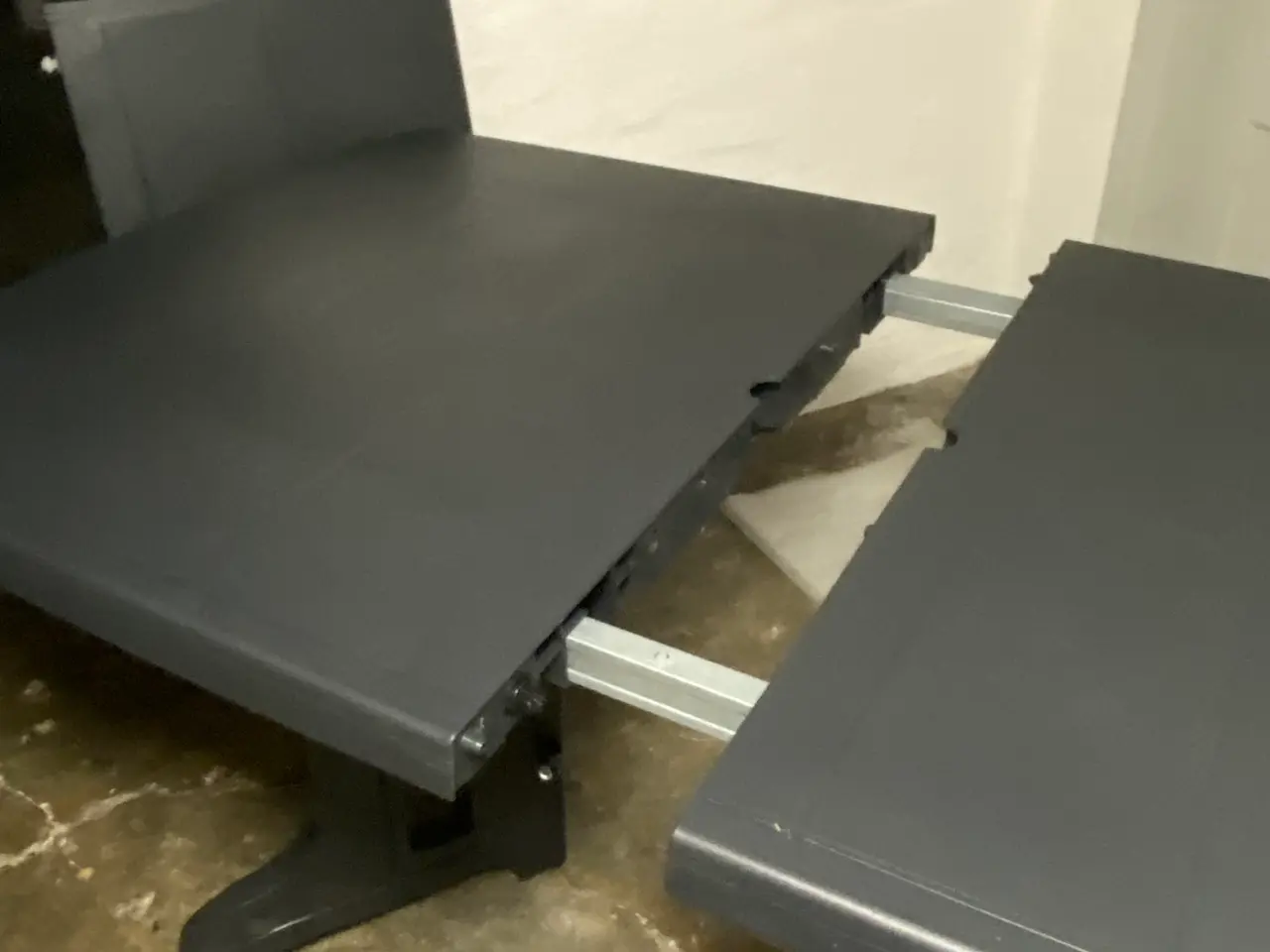 Billede 2 - Gråt solidt plastikbord med ekstra plade