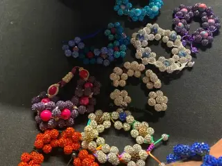 Smukke nye knyttede blomsterarmbånd