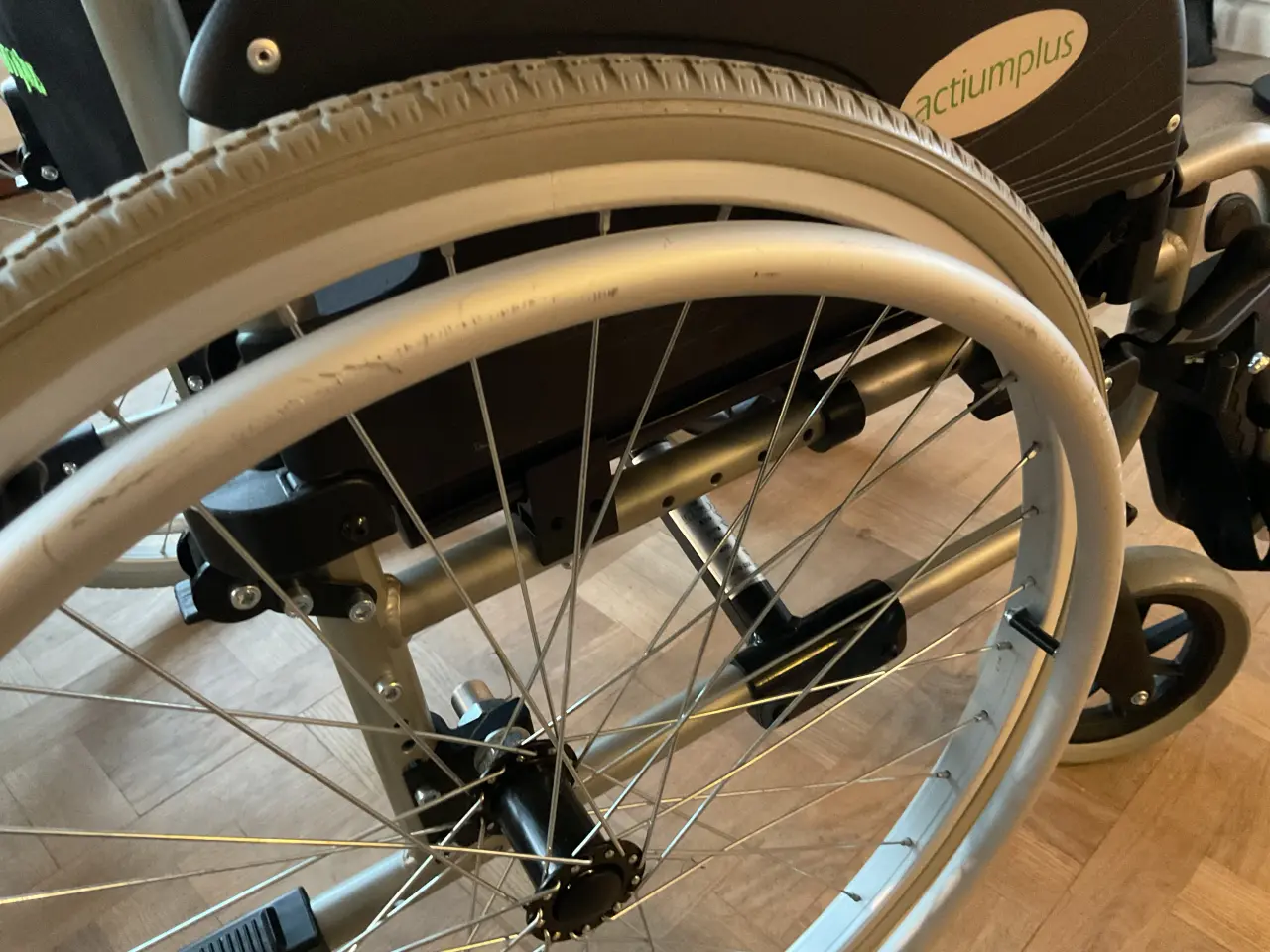 Billede 5 - Letvægts kørestol 53 cm sædebredde