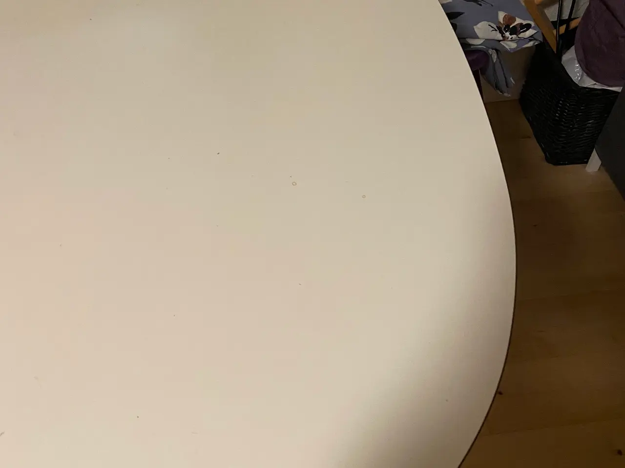 Billede 3 - Spisebord, hvid laminat, med 2 tillægsplader