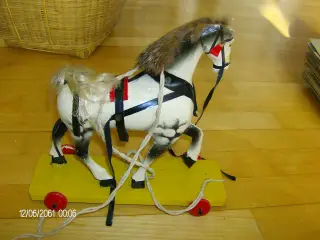 Skøn træhest på hjul