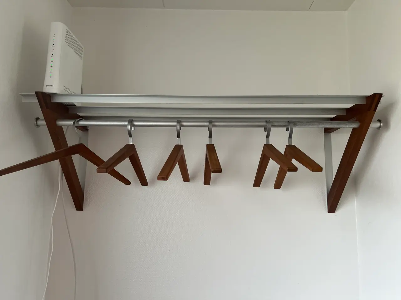 Billede 1 - Garderobe i mahogni med 6 bøjler i mahogni