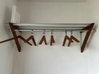 Garderobe i mahogni med 6 bøjler i mahogni