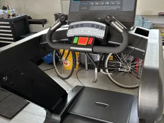 Lækkert løbebånd købt i fitness center